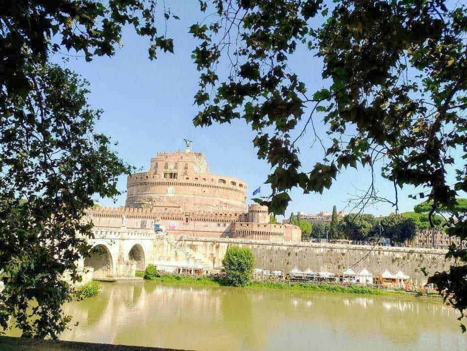 Castel Sant'Angelo, storico monumento di Roma vista dal fiume Tevere con foliage, attrazione turistica, architettura iconica, turismo culturale, immagine panoramica, viaggi in Italia, patrimonio UNESCO, monumento storico italiano, cultura e storia romana.