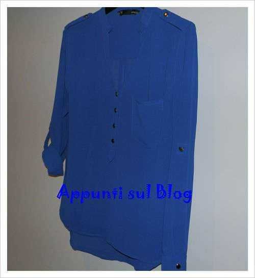 Camicia blu elegante con dettagli dorati, perfetta per occasioni formali e look sofisticati. Tessuto di alta qualità, design moderno e vestibilità impeccabile. Ideale per l'ufficio o eventi speciali.