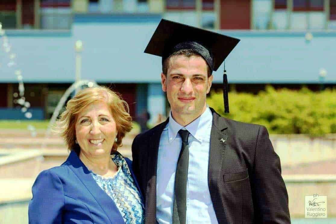 Capelli mossi e arruffati: Studente con cappello di laurea e donna sorridente, celebrazione di successo accademico, università, laurea, studenti, emozioni, festeggiamenti, traguardo di laurea, occasione speciale, crescita personale.