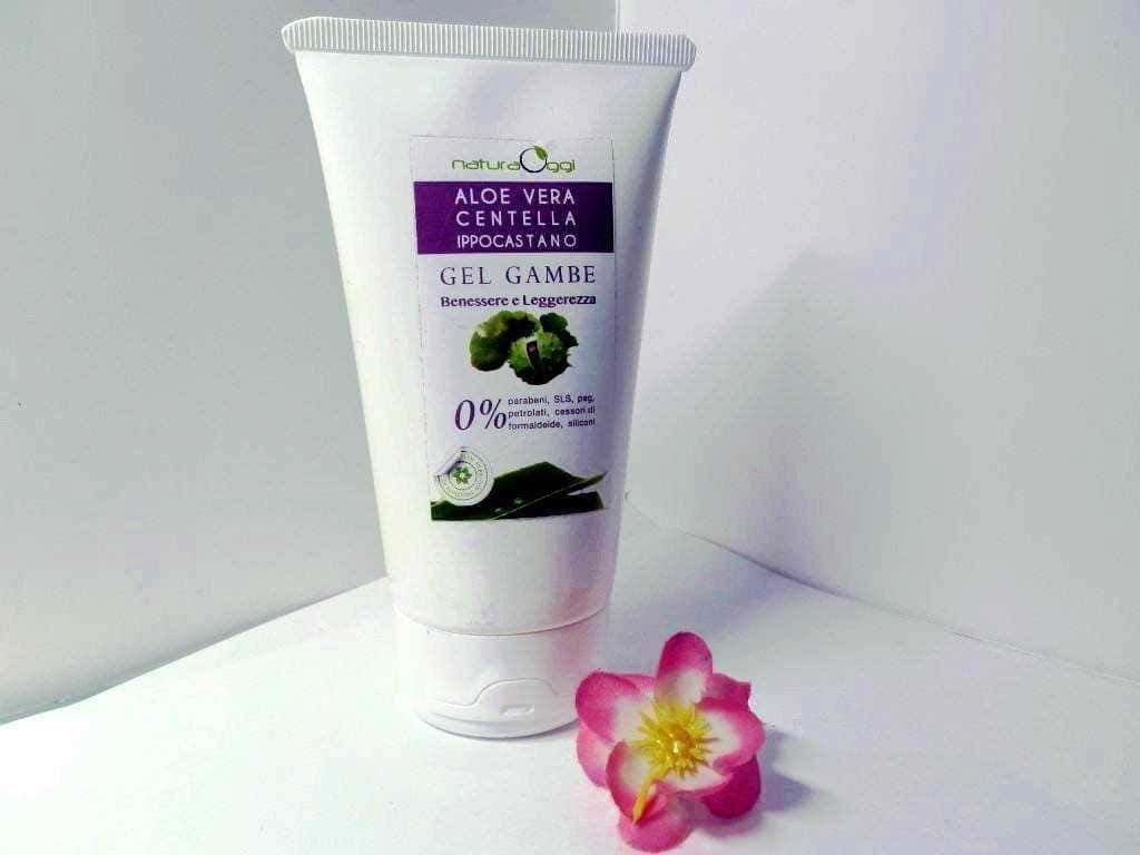 Aloe Vera Centella Gel Gel Gambe Benessere e Leggerezza, senza parabeni o siliconi, idratante e lenitivo, ideale per gambe leggere e rilassate, in tubo bianco con etichetta viola, posizionato vicino a un fiore rosa.