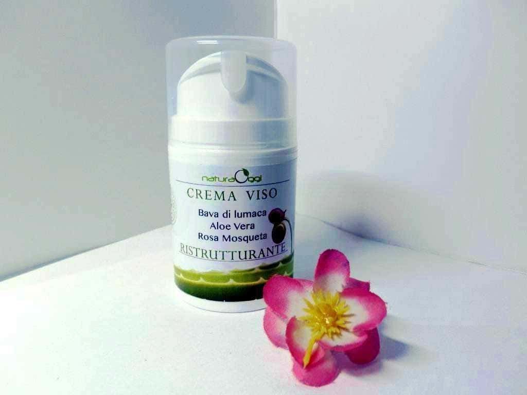 Crema viso bio alla bava di lumaca: Crema viso naturale con aloe vera, rosa mosqueta e bava di lumaca, ideale per la rigenerazione e idratazione della pelle.