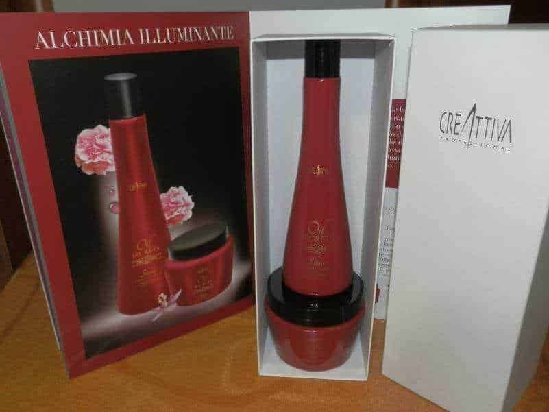 Creme per capelli in confezione elegante, ricca di trattamenti professionali, ideali per styling e cura dei capelli, perfetta per parrucchieri e uso domestico.