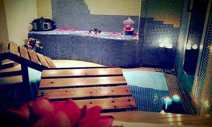 Daphne benessere SPA per relax e pausa riequilibrante 3 Relaxing spa con piscina idromassaggio, ambiente con luci soffuse, decorazioni floreali e area relax in stile wellness. Perfetto per momenti di benessere e charme.