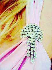 Fiocco rosa con strass decorativi, chic e femminile, ideale per occasioni speciali o come dettaglio elegante per vestiti e accessori.