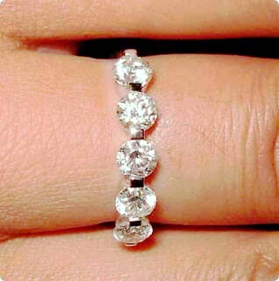 Diamante fidanzamento: Anello di fidanzamento con diamante: Diamante su dito, anello con pietre preziose, gioielli di lusso, eleganza e stile, regalo di lusso, accessori moda, gioielli in argento e diamanti, design raffinato, lusso e raffinatezza, adornamento di alta qualità, fashion luxury ring.