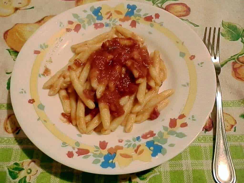 FOTO Pasta al pomodoro su piatto decorato, ricetta tipica italiana fatta in casa.