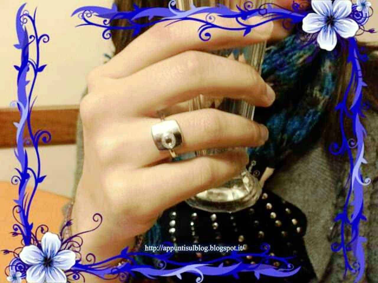 Anello in oro con pietra, mani con anello elegante, dettaglio di accessorio moda, stile sofisticato, gioielli donna, decorazione floreale blu e bianca, ornamento di moda, accessorio di lusso, foto di bijoux e gioielli, immagini di eleganza femminile.