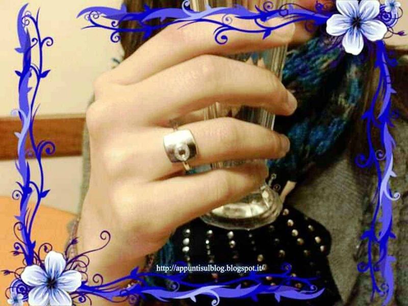 Edenly, gioielli per amare sempre 2 Anello in oro con pietra, mani con anello elegante, dettaglio di accessorio moda, stile sofisticato, gioielli donna, decorazione floreale blu e bianca, ornamento di moda, accessorio di lusso, foto di bijoux e gioielli, immagini di eleganza femminile.