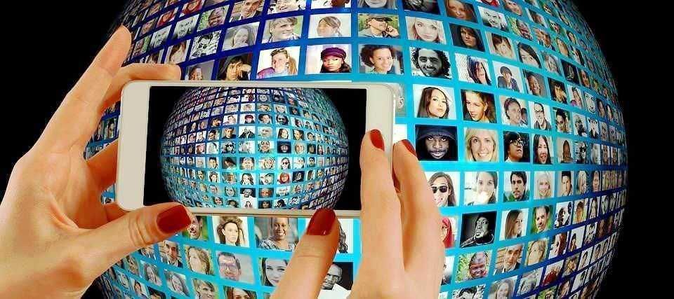 Profili di persone su schermo, foto digitali di social media, connessione globale, tecnologia e interazione online, immagini di digitalizzazione.