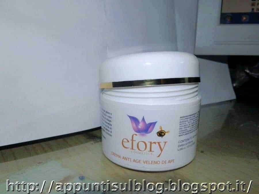 Crema antietà e anti-età naturale, trattamento anti-invecchiamento con ingredients naturali, ideale per la pelle matura e desiderosa di ringiovanimento, prodotto di bellezza efficace.