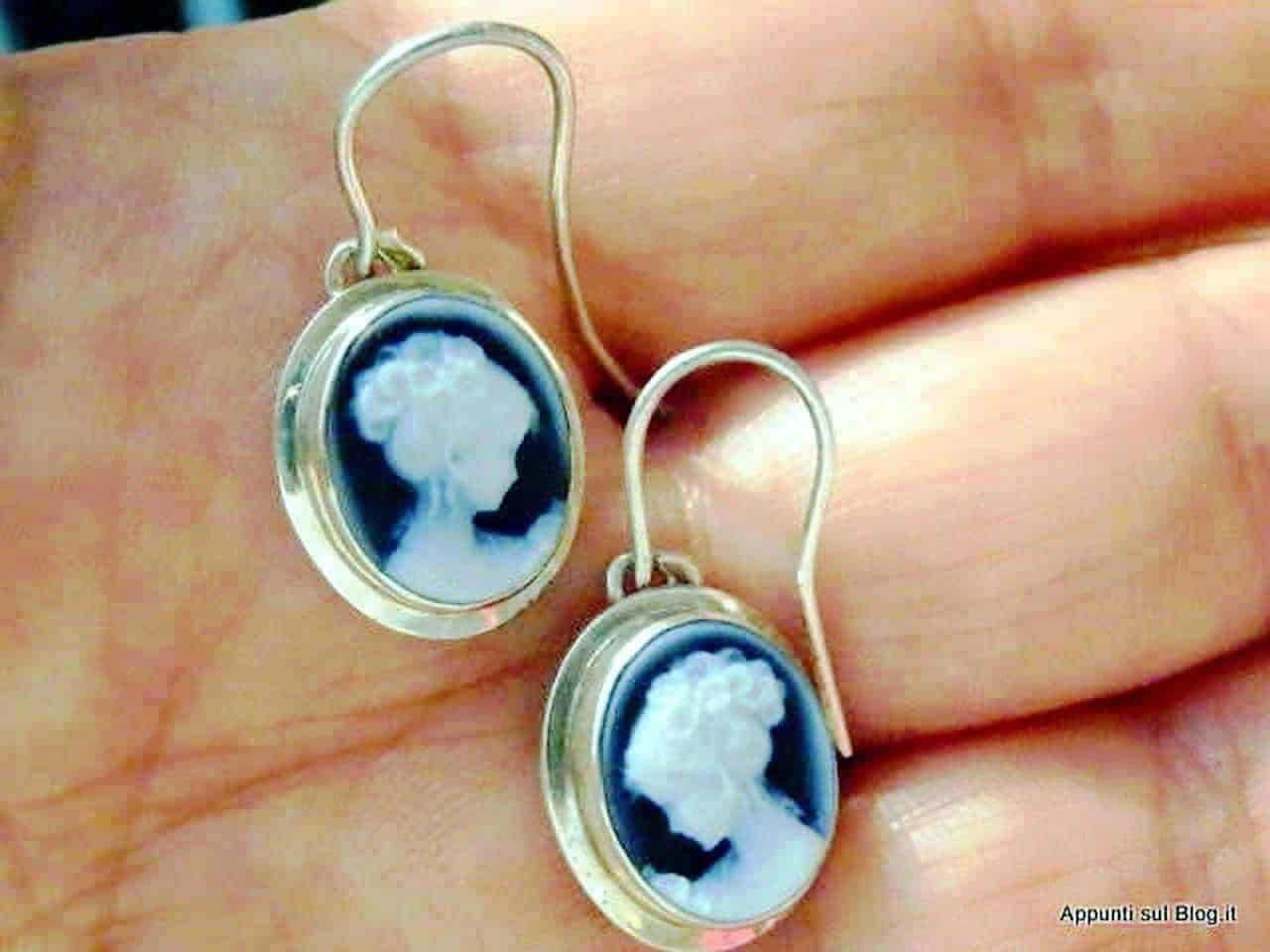 Silver cameo orecchino con profilo di profilo donna, accessori moda eleganti e vintage. Perfetto per uno stile sofisticato e di classe, ideale per occasioni speciali o look quotidiani raffinati.
