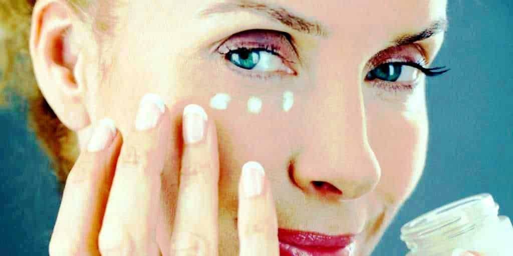 Naturale cura viso, donna applica crema idratante sul viso, bellezza skincare, cosmetici naturali, routine di cura della pelle, bellezza naturale, prodotti di skincare biologici, cura della pelle quotidiana, cosmetici eco-friendly, benessere della pelle.