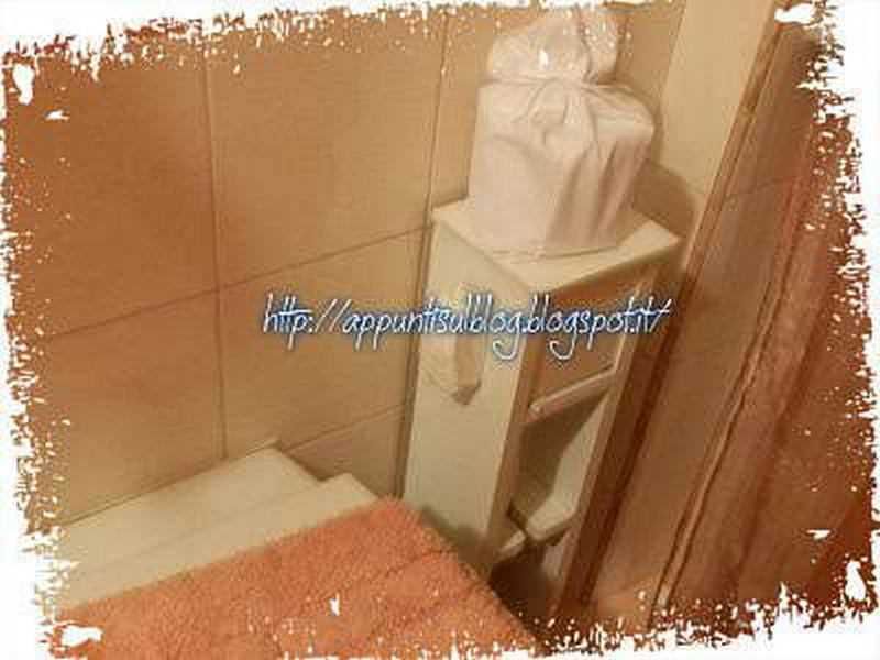Scarico del wc con copertura in plastica in bagno, dettagli di un ambiente domestico con piastrelle beige e arredi in legno, immagine informativa e funzionale.