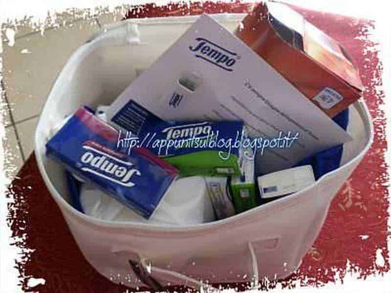 Busta di plastica con farmacia, assorbenti, medicine e prodotti sanitari, immagine di prodotti medici e farmaceutici, indicata per articoli di salute e benessere, ideale per promuovere servizi farmaceutici, prodotti sanitari e salute.