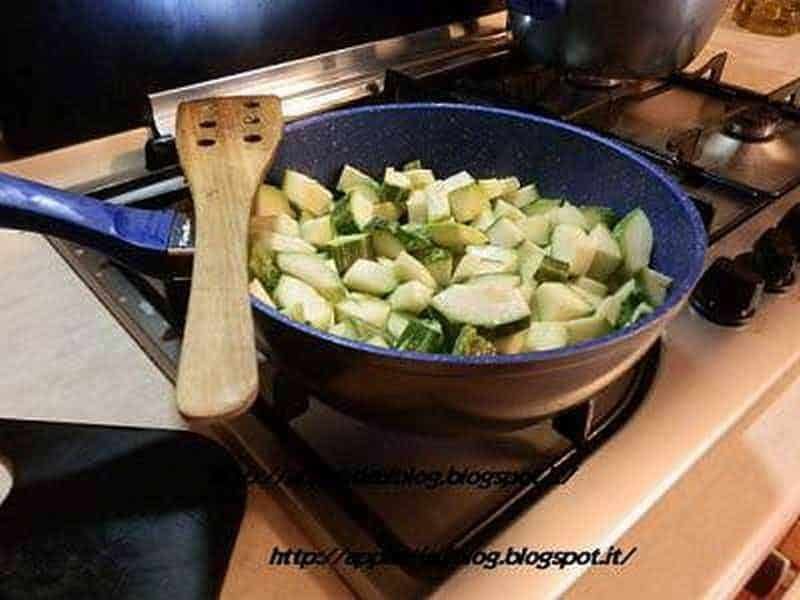 Zucchine tagliate in padella, cucina italiana, preparazione di verdure per ricetta salutare.