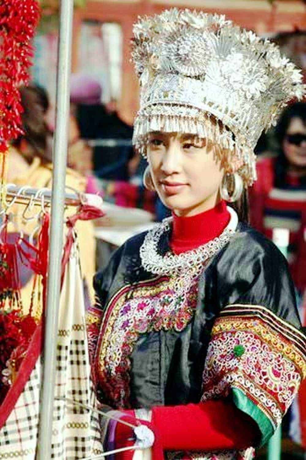 Vestito tradizionale e copricapo tipico di una donna in una fiera o mercatino culturale, rappresentando l'arte e le tradizioni locali dell'Italia.