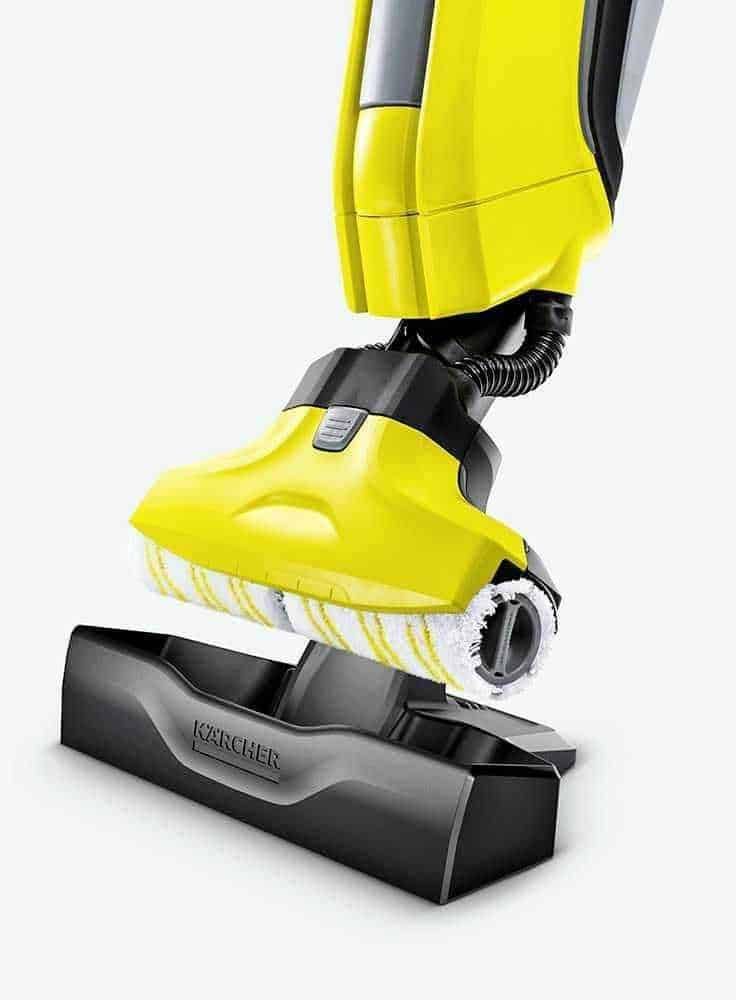 Pulitore a vapore giallo e nero con spazzola rotante per pulizia pavimenti e superfici dure, design innovativo, marca Karcher, ideale per la casa e ambienti industriali, tecnologia avanzata, manutenzione facile.