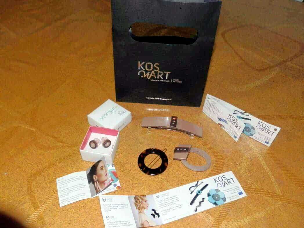 Kit auricolari wireless KOS MART, accessori e istruzioni in italiano, nuovi e originali, perfetti per ascoltare musica senza fili e con stile.