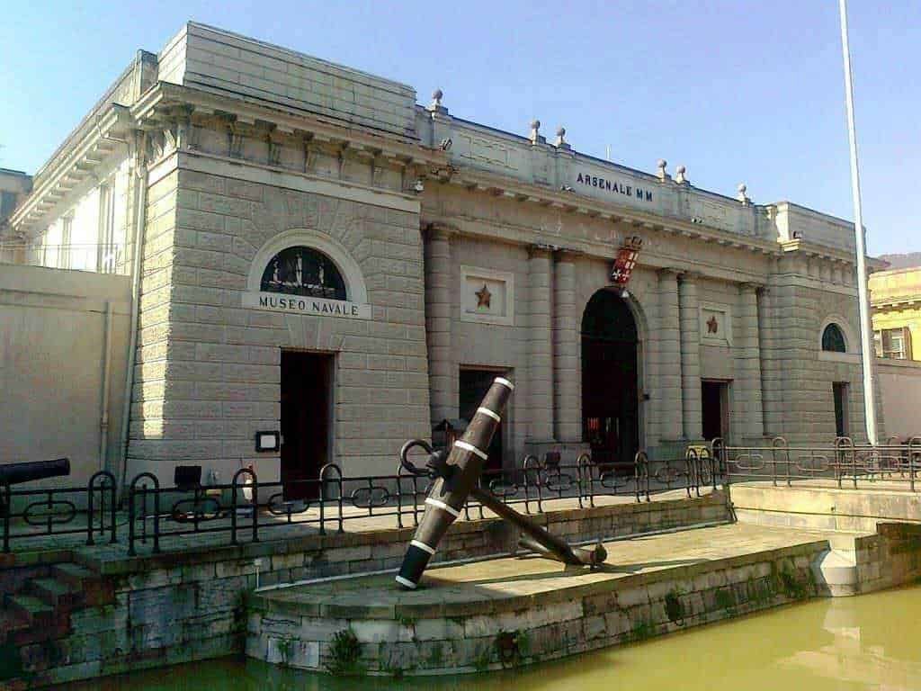 Museo Navale in Genova, Italia, con una grande anchor davanti all'edificio storico in stile neoclassico, situato vicino al canale, parte integrante del patrimonio marittimo italiano.