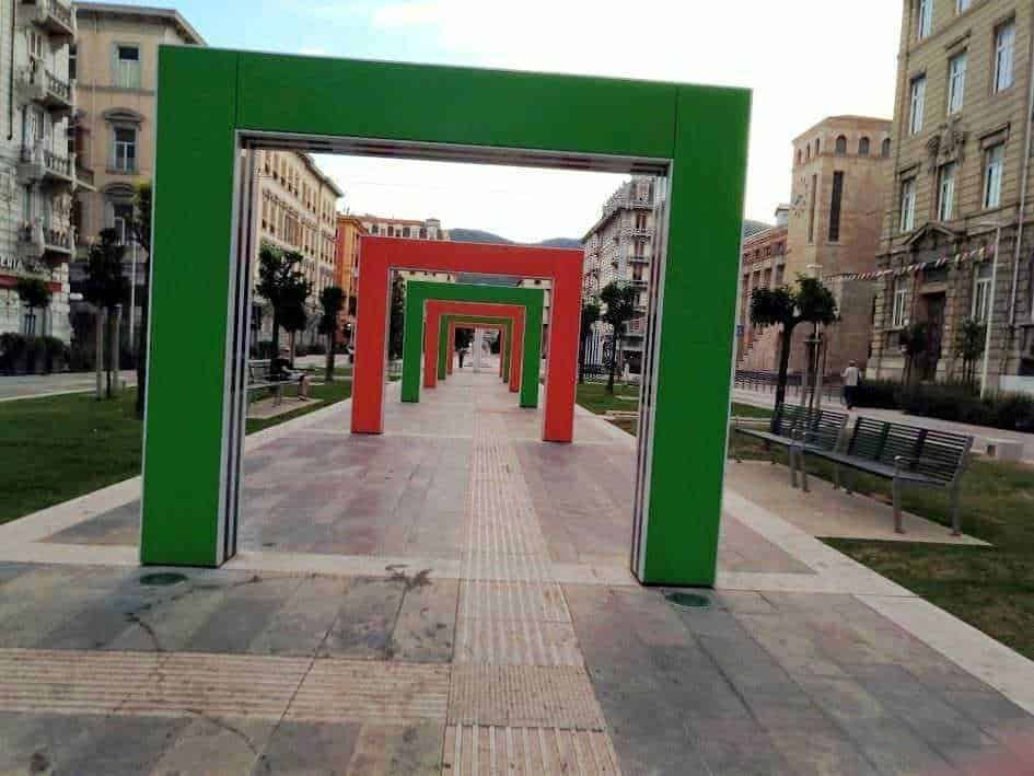 Colorati archi decorativi in un parco urbano, simbolo di creatività e design innovativo, ideali per promuovere spazi pubblici moderni e attrattivi, perfetti per eventi e fotografi.