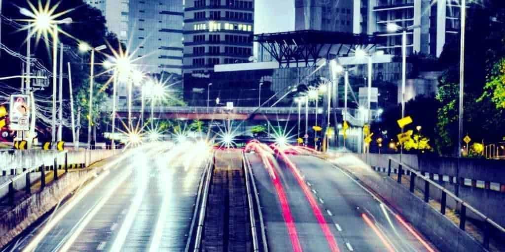 Filemmergine-automobilis-in-notturna-in-una-strada-urbana-luci-in-mmovimento-structure-urban-design-light-trails-nyc.