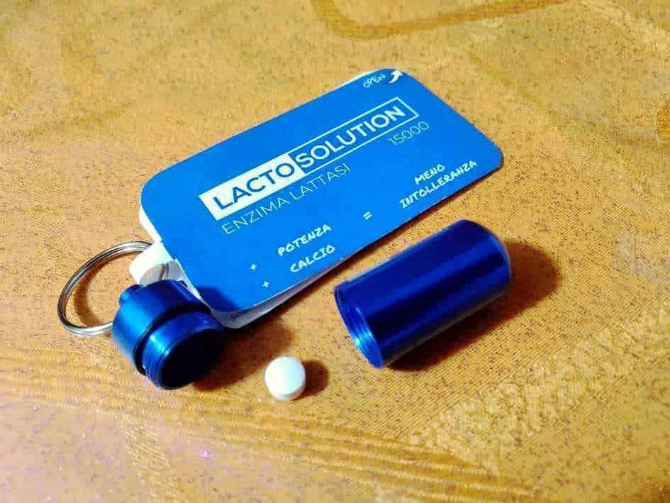 Lattosolution in pill form with container and keychain for calcium and enzyme supplementation, designed for sport and health maintenance.