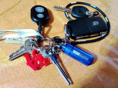 Lactosolution: Mangiare senza ansia al ristorante 3 Chiavi, telecomando e chiavetta usb sul tavolo, accessori auto e strumenti tecnologici.