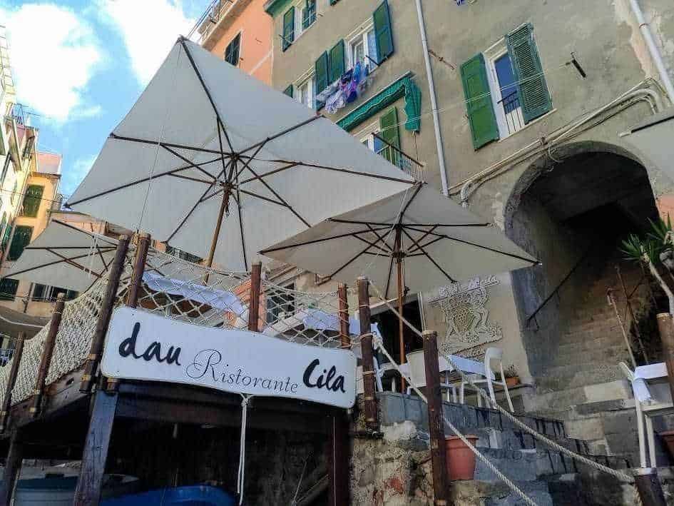 Dai Ristorante Lila con terrazza all'aperto, ombrelloni e viste sulla città in un quartiere storico italiano. Perfetto per pranzi e cene con atmosfera autentica e cucina locale.