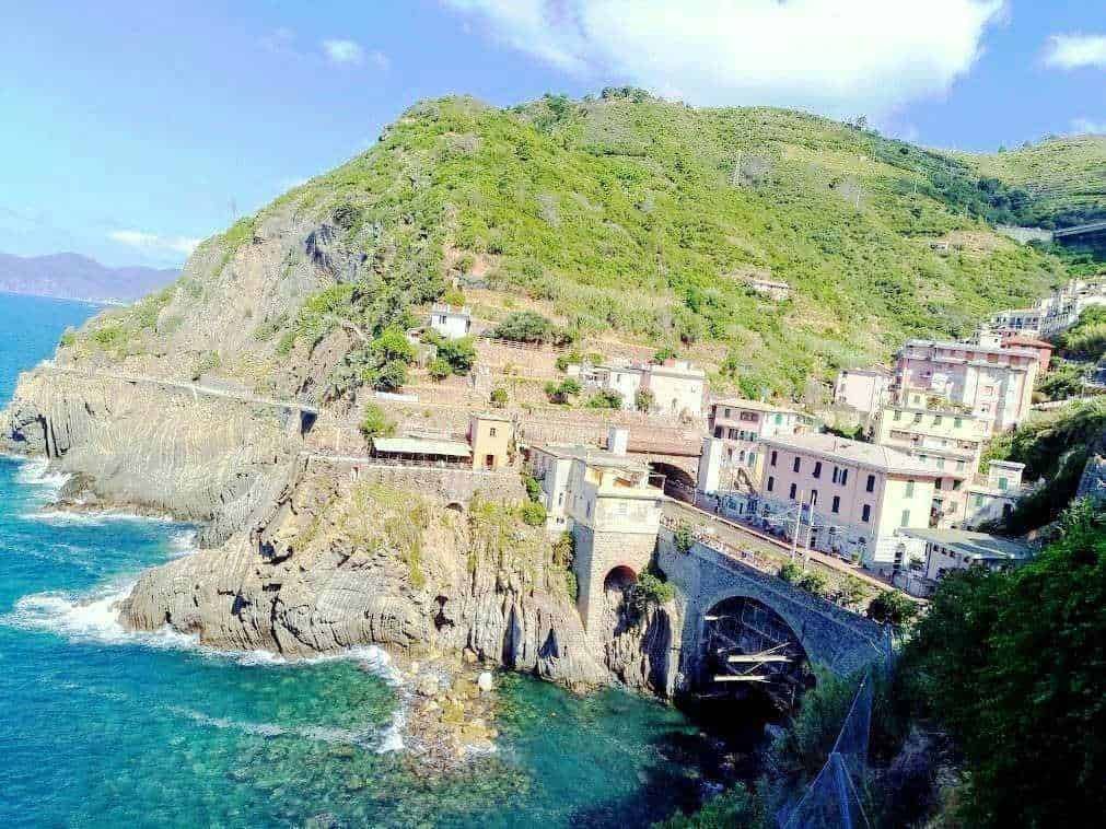 Villaggi costieri sul mare con vista sulle scogliere e sulle case colorate, Sicilia, Italia.