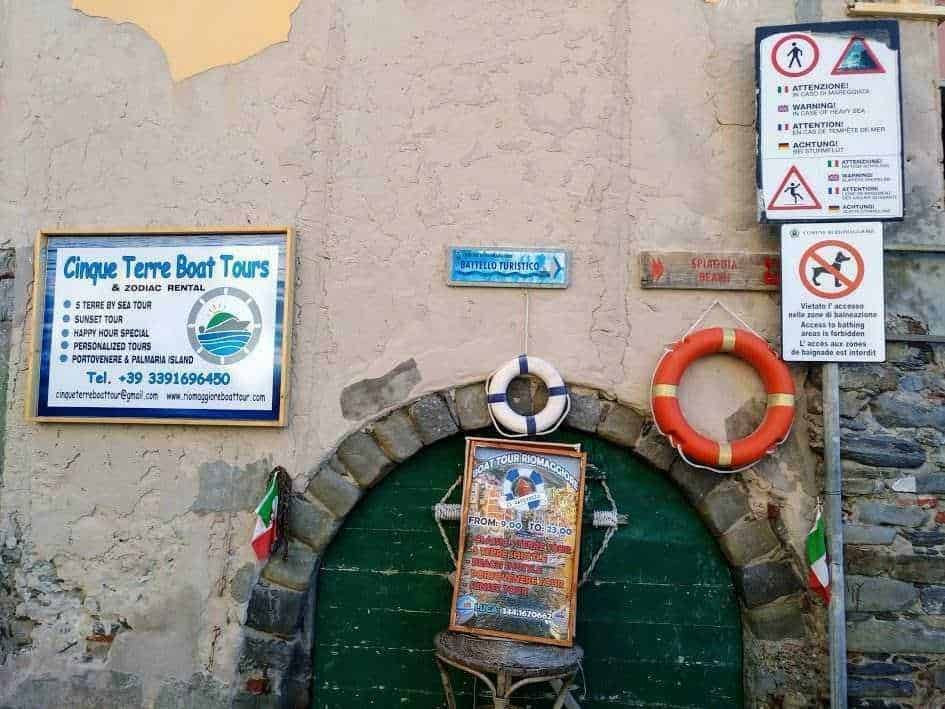 Cinque Terre boat tours, itinerari di escursioni in barca e noleggio, segnaletica turistica, avvertimenti di sicurezza, area portuale e attività nautiche nelle Cinque Terre.