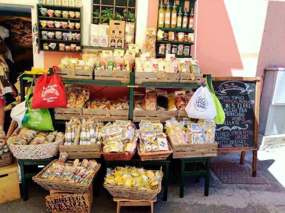 Prodotti alimentari biologici e confezionati in negozio di alimentari a km 0, con snack e prodotti di qualità, promossi sul blog Appunti Sul Blog per il consumatore consapevole, alimentazione sana e sostenibilità.