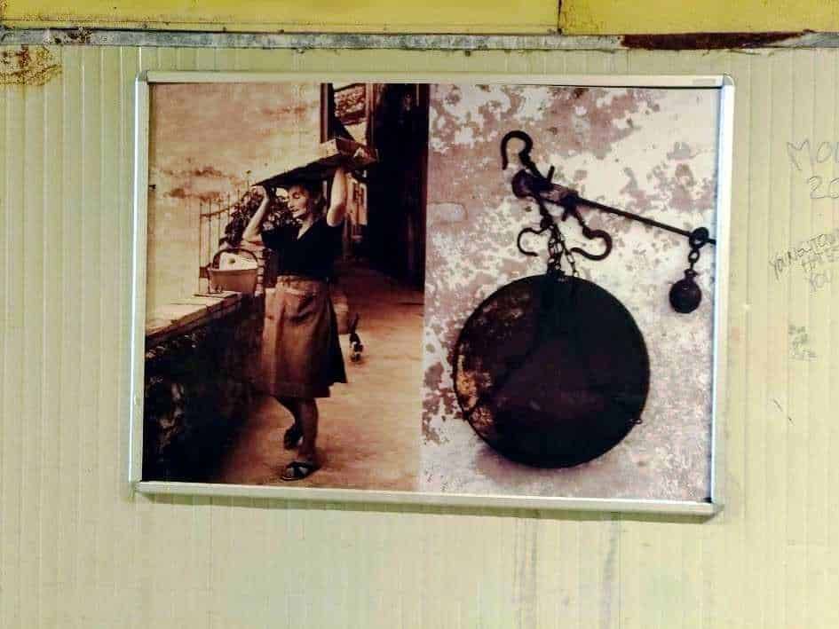 Vecchio orologio da parete rustico con lancetta e dettaglio, decoro vintage, oggetto di arredo per casa o stanza, stile retrò, decorazione di ambiente con pezzo d'epoca, Appunti Sul Blog, focus su design e stile vintage.