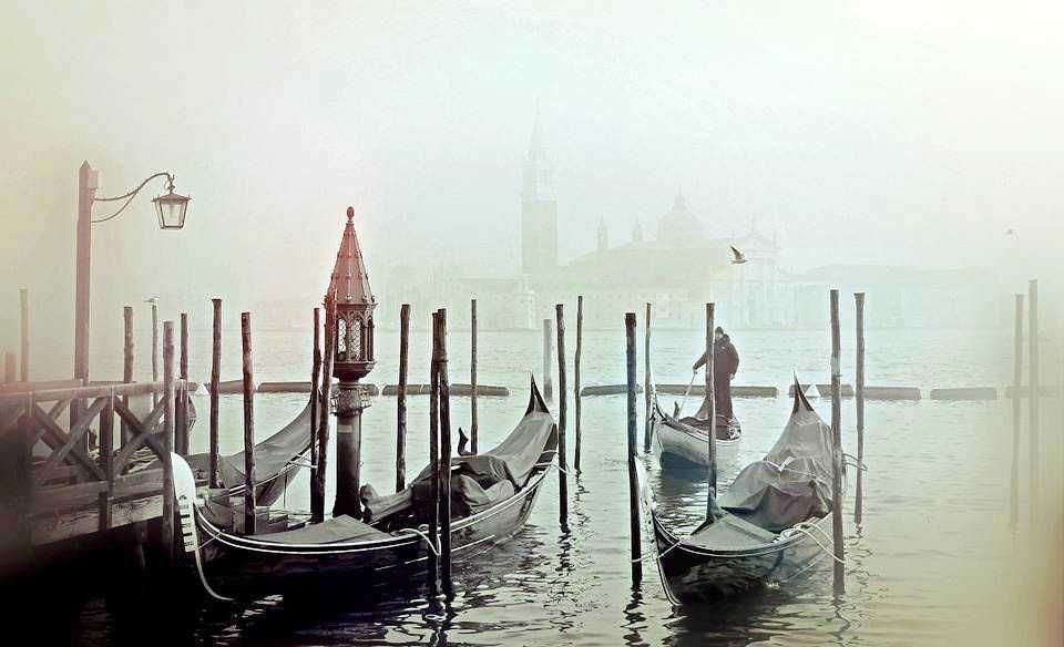 Le gondole di Venezia: gondola tradizionale nei canali veneziani