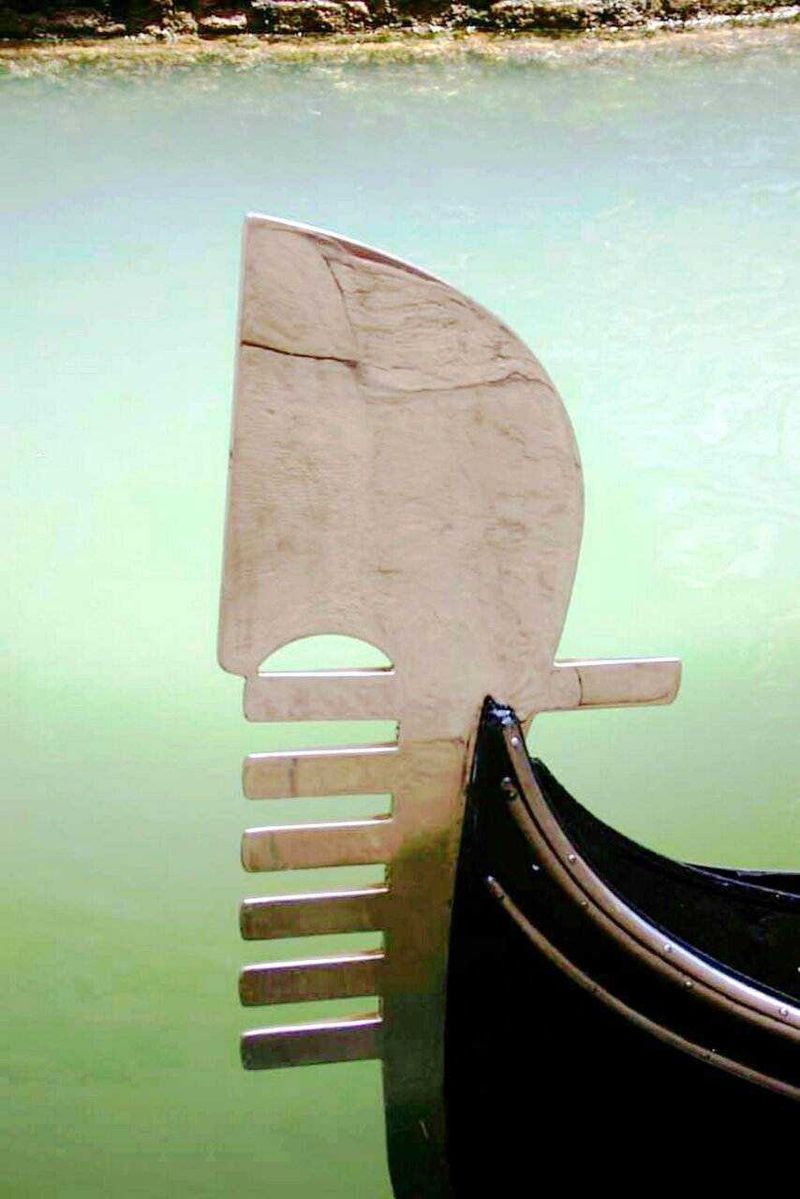 Bottiglia in legno decorativa come remi per barca a remi in acqua verde acqua calma.
