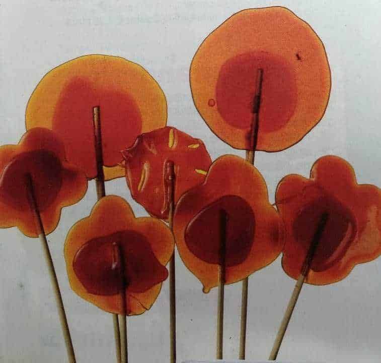 Ombrella di caramelle gelatine colorate su stecco, decorazione dolce e vivace per feste e ricorrenze, ideale come buffet o spuntino allegro, perfetta per allestimenti creativi e originali.