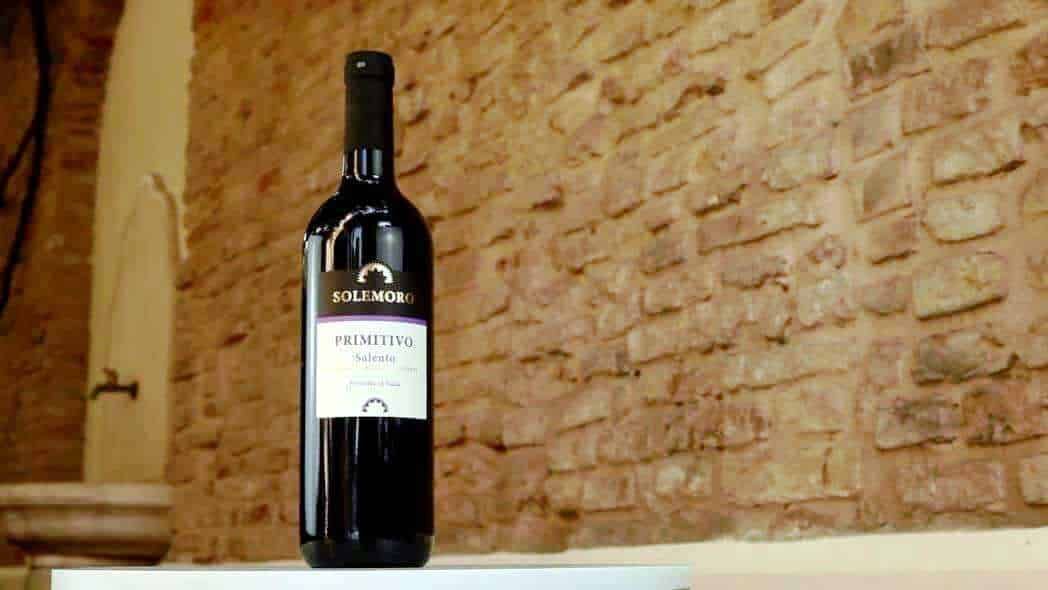 Solomoro vino rosso Primitivo Salento, bottiglia elegante in stile rustico, ideale per appassionati di vini italiani di qualità, perfetto per cene e momenti speciali, rappresenta l'autenticità del Salento.
