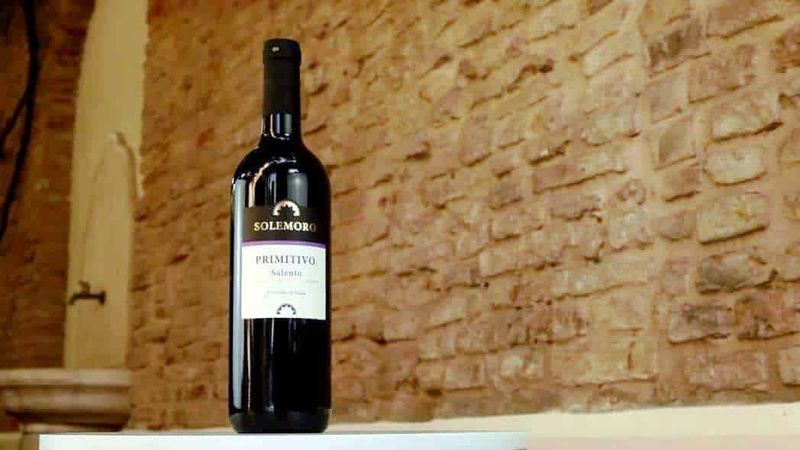 Linea di vini integralmente prodotti da Eurospin 3 Solomoro vino rosso Primitivo Salento, bottiglia elegante in stile rustico, ideale per appassionati di vini italiani di qualità, perfetto per cene e momenti speciali, rappresenta l'autenticità del Salento.