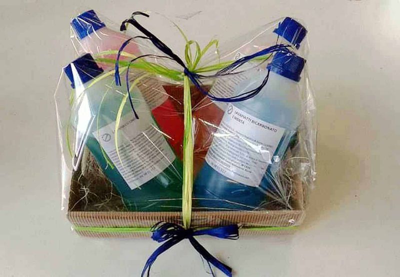 Bombola di sapone liquido in confezione regalo con nastro colorato, ideale per bomboniere e regali personalizzati, perfetta per occasioni speciali o semplici gesti di cortesia.