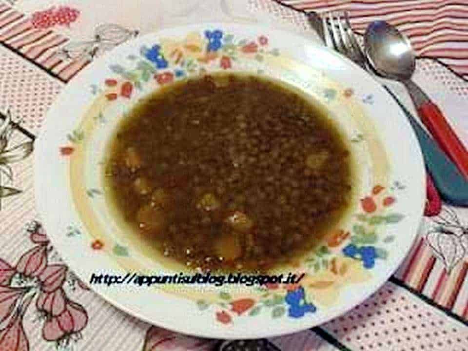 Zuppa di lenticchie fatta in casa con brodo speziato e verdure, servita in un piatto decorato, ideale per ricette tradizionali italiane.