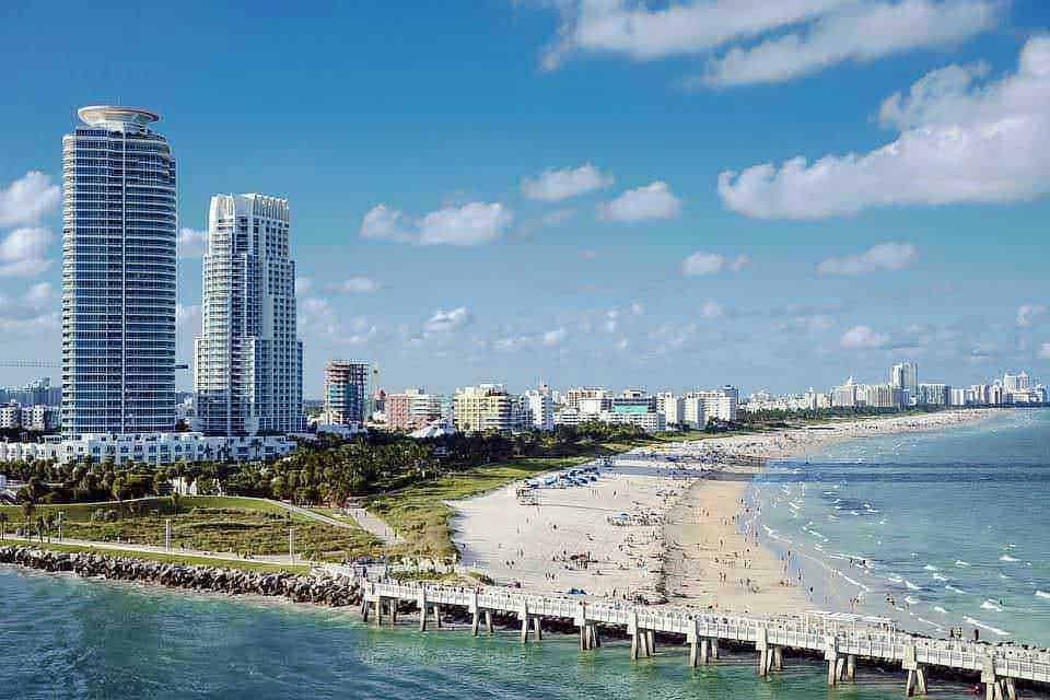 - Moderni grattacieli sulla spiaggia di Miami con vista sul mare.