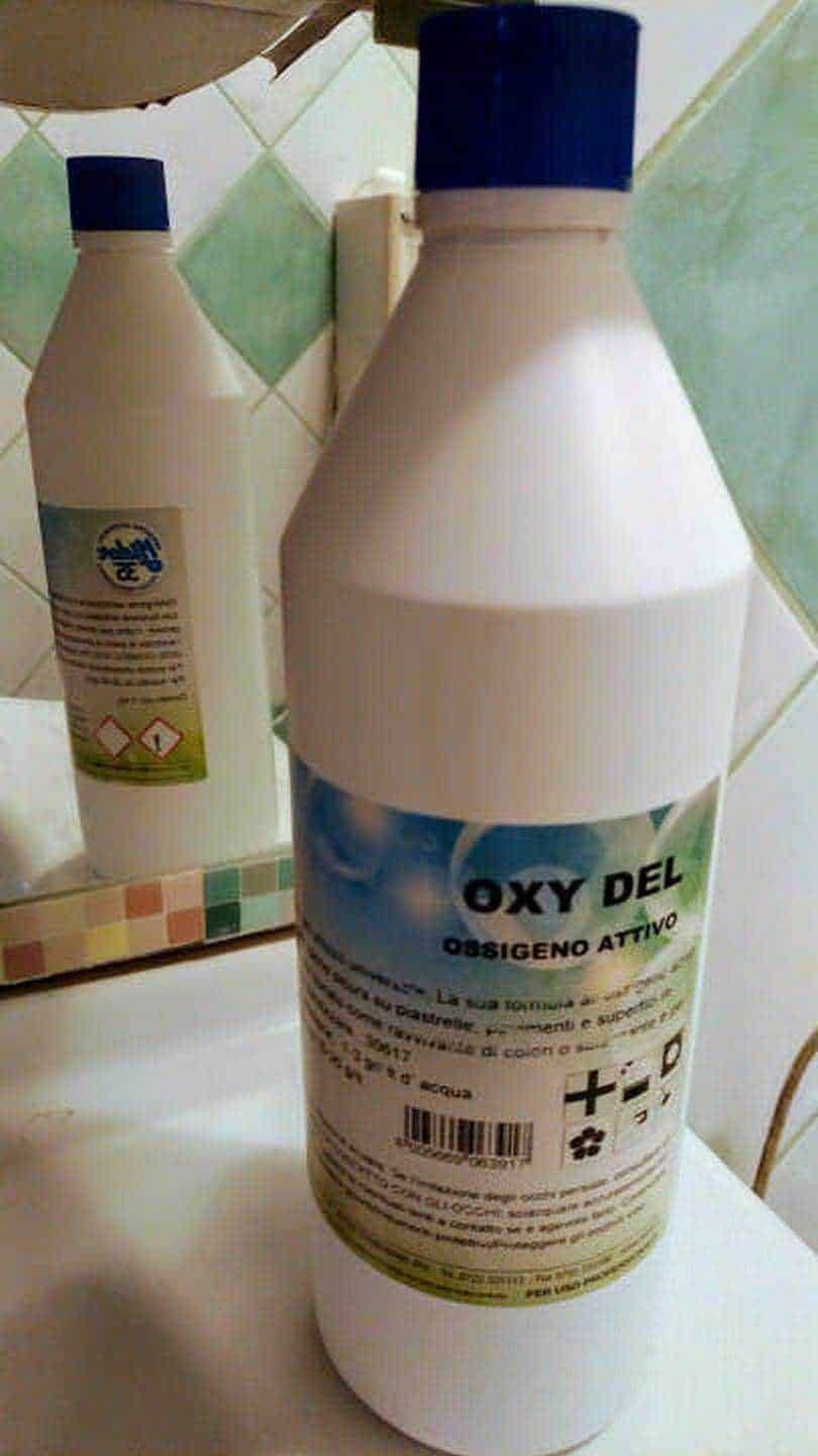 Ossigeno attivo Oxy del per foratura di piscine, uso domestico e industriale, con istruzioni di sicurezza e miscelazione con acqua, prodotto per trattamento acqua e igiene.