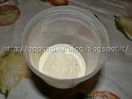 Crema fresca in ciotola, perfetta per ricette di cucina e dolci homemade, ingredienti naturali, preparazione semplice.