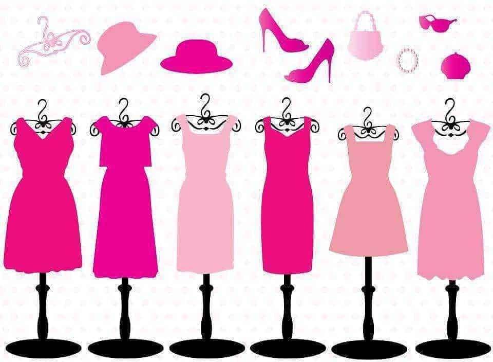 Vestiti femminili eleganti in rosa e fucsia appesi su grucce, con accessori moda come cappelli, scarpe e borse. Perfetti per outfit femminili e look da giorno o sera.