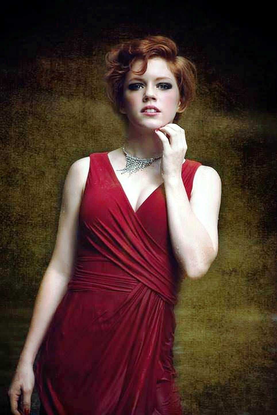 Elegante donna con vestito rosso e gioielli, look sofisticato, set fotografico di alta moda, styling fashion, ritratto di moda raffinato, illuminazione artistica, eleganza femminile, concept di stile e bellezza.