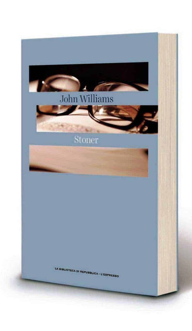 Occhiali da vista sul libro "Stoner" di John Williams, copertina blu, dettagliistica, simbolo di cultura e lettura.