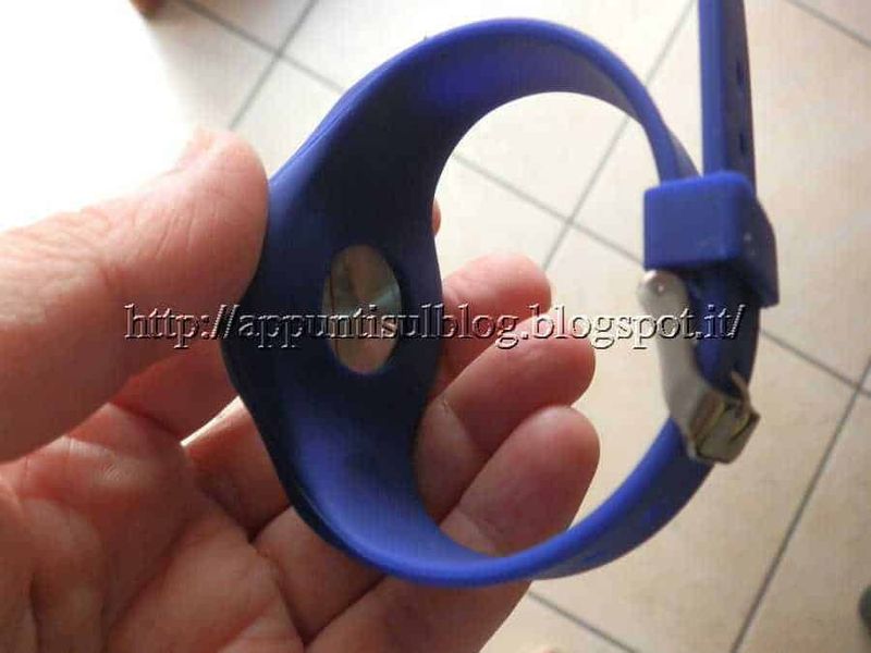 OhMyWatch orologio colorato dal quadrante personalizzabile 2 Orologio con foto sul quadrante: Cavo USB colorato con anello di protezione in silicone blu, ideale per ricarica e trasferimento dati dispositivi elettronici. Perfetto per uso quotidiano, resistente e facile da usare.