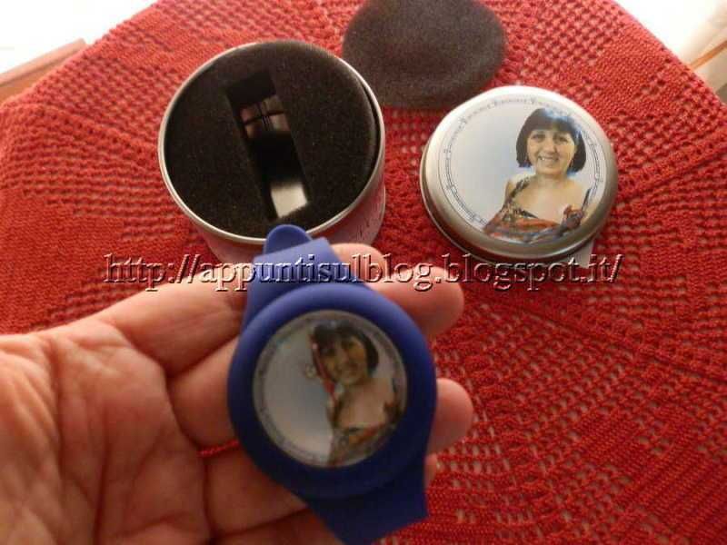 OhMyWatch orologio colorato dal quadrante personalizzabile 3 Braccialetto e contenitore portafoto personalizzato con immagine di donna sorridente, oggetti di accessori moda su tavolo rosso per foto ricordo o regali personalizzati.