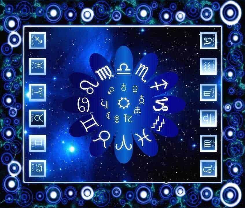Sei simboli zodiacali disposti in cerchio su uno sfondo stellato blu con elementi cosmici, rappresentando l'astrologia e i segni zodiacali per un approfondimento sugli appunti di astrologia sul blog.