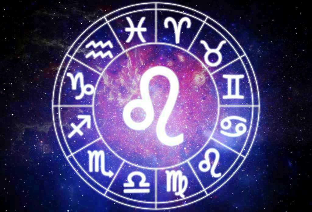 Lepre zodiacale Leone con sfondo spaziale stellato e simboli astrologici, rappresenta l'astrologia e le caratteristiche dell'oroscopo.