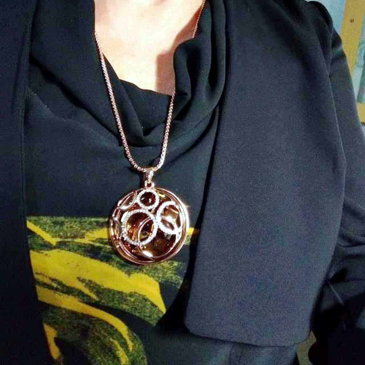 vestirsi con una collana pendante di alta qualità